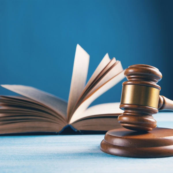 maillet de juge sur livre ouvert — justice