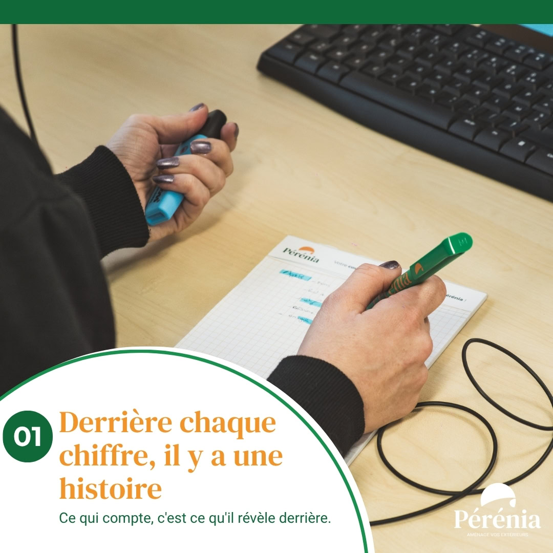 mains annotant carnet avec surligneurs au bureau