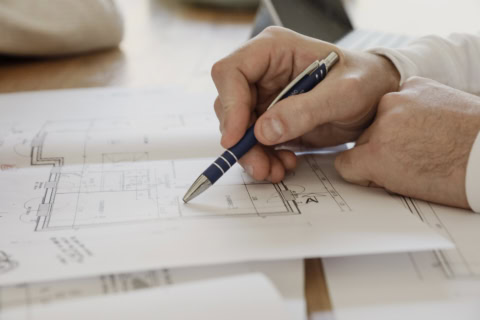 mains darchitecte avec stylo sur plan technique