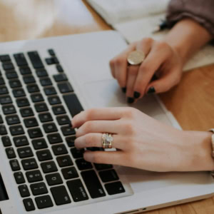 mains au clavier dordinateur portable, ambiance café