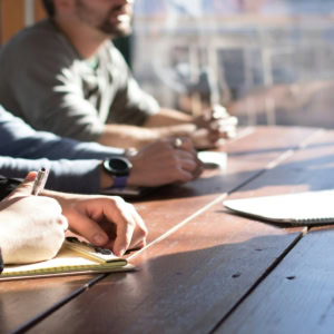 mains attentives À une réunion collaborative