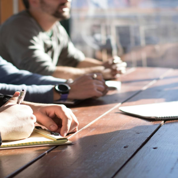 mains attentives À une réunion collaborative