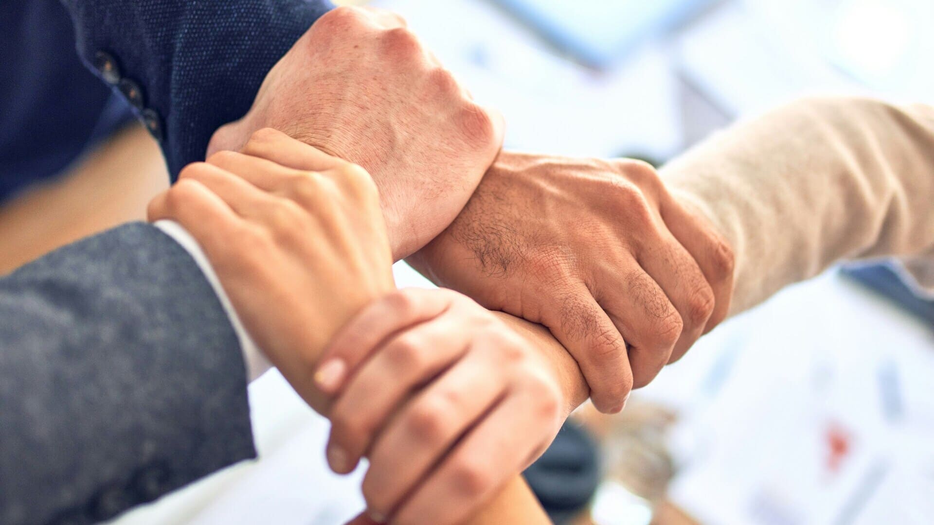 mani unite: solidarietà e lavoro di squadra