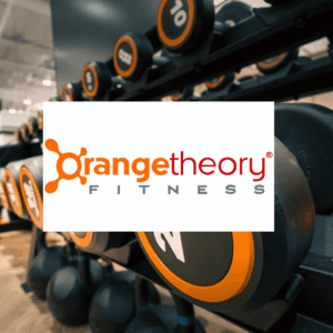 manubri arancioni e logo orangetheory in palestra