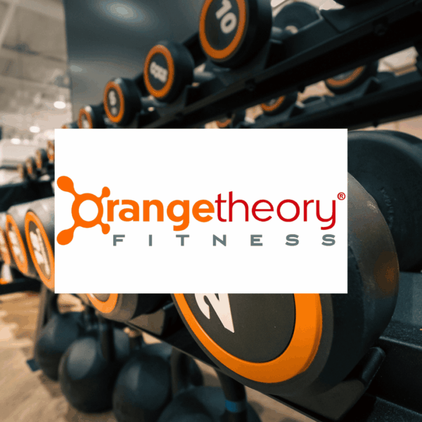 manubri arancioni e logo orangetheory in palestra