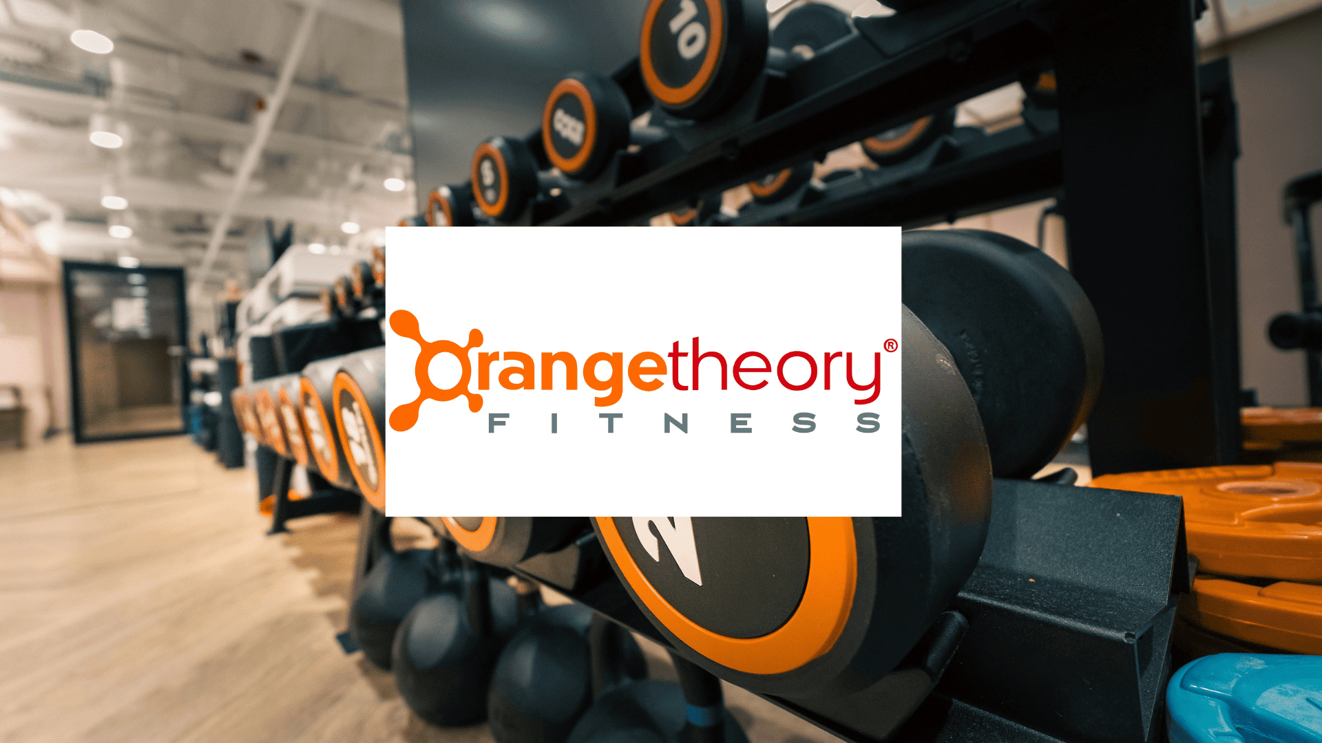 manubri arancioni e logo orangetheory in palestra