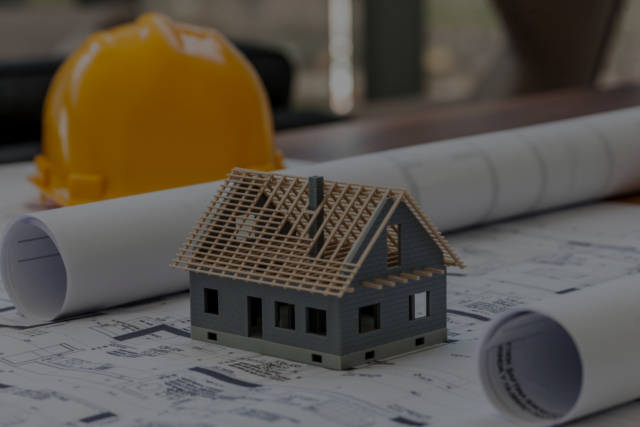 maqueta de casa, planos y casco de obra