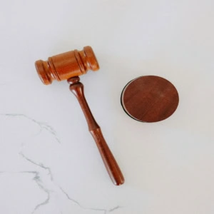 marteau de justice en bois sur marbre