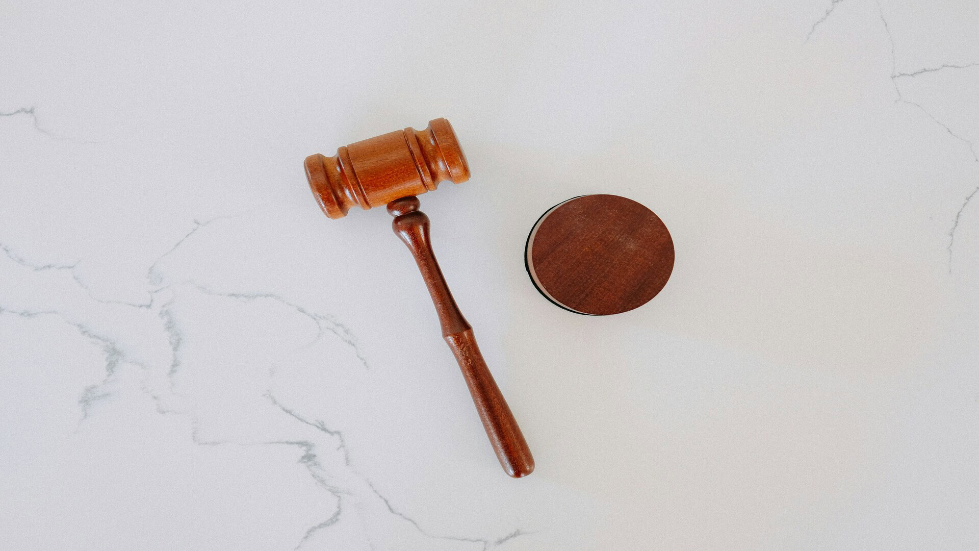 marteau de justice en bois sur marbre