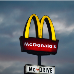 mcdonalds mcdrive im dämmerungslicht
