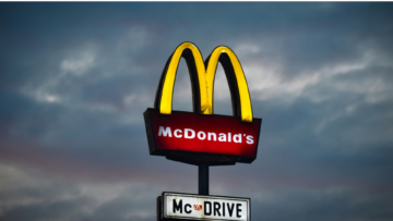 mcdonalds mcdrive im dämmerungslicht