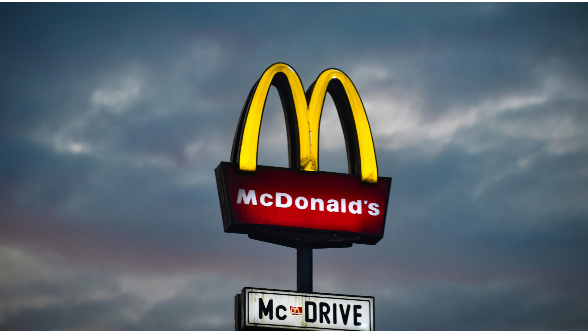 mcdonalds mcdrive im dämmerungslicht