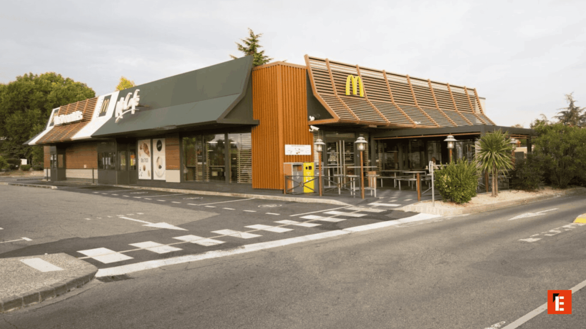 façade mcdonalds moderne en bois et terrasse