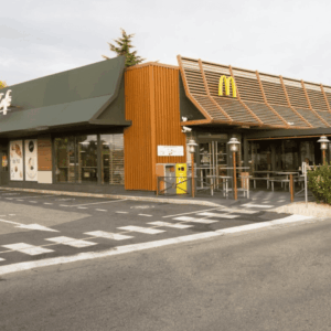 façade mcdonalds moderne en bois et terrasse