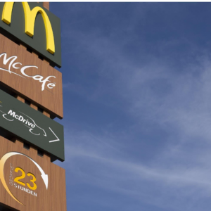 mcdonalds werbeturm: goldenes logo, mccafé, mcdrive