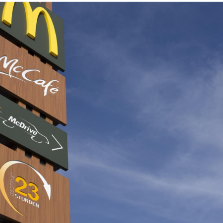 mcdonalds werbeturm: goldenes logo, mccafé, mcdrive