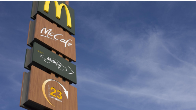 mcdonalds werbeturm: goldenes logo, mccafé, mcdrive