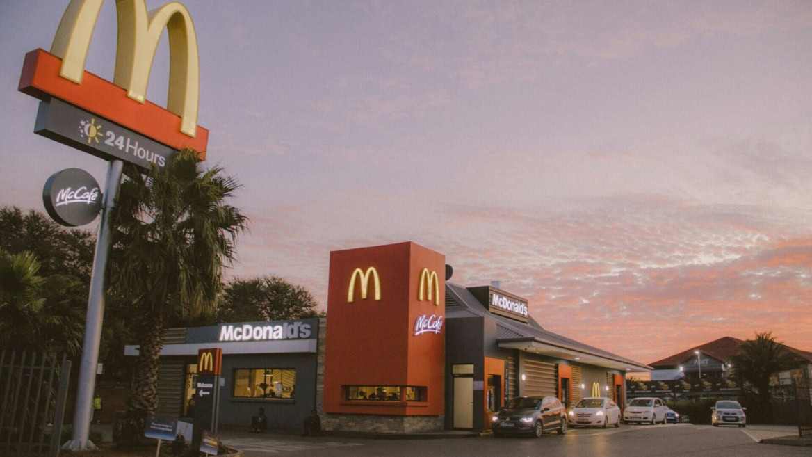 mcdonalds al tramonto con luci mccafé
