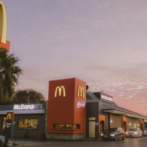 mcdonalds al tramonto con luci mccafé