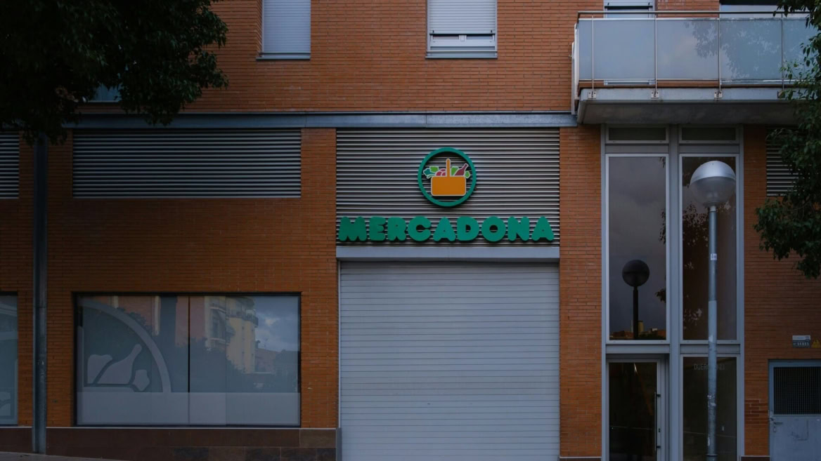 mercadona fermé : façade en brique et rideau métallique blanc