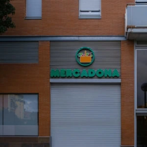 mercadona fermé : façade en brique et rideau métallique blanc