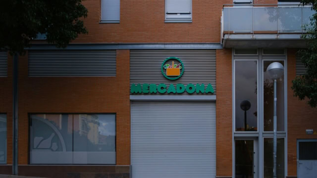 mercadona fermé : façade en brique et rideau métallique blanc