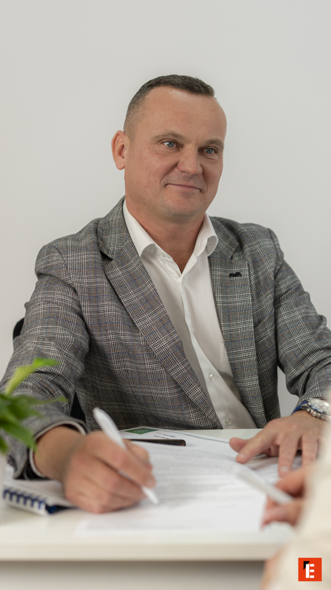 podpisanie umowy podczas konsultacji biznesowej