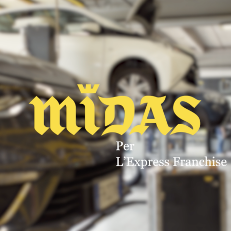 logo midas giallo su officina sfocata