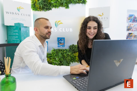 due colleghi in reception moderna con laptop