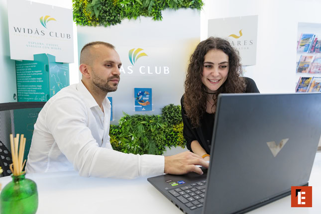 due colleghi in reception moderna con laptop