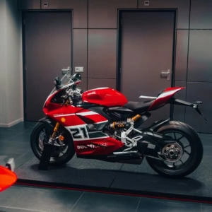 moto ducati corse n.21 in vetrina con casco