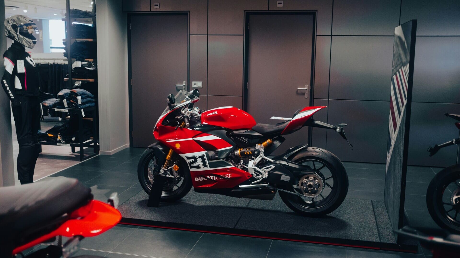 moto ducati corse n.21 in vetrina con casco