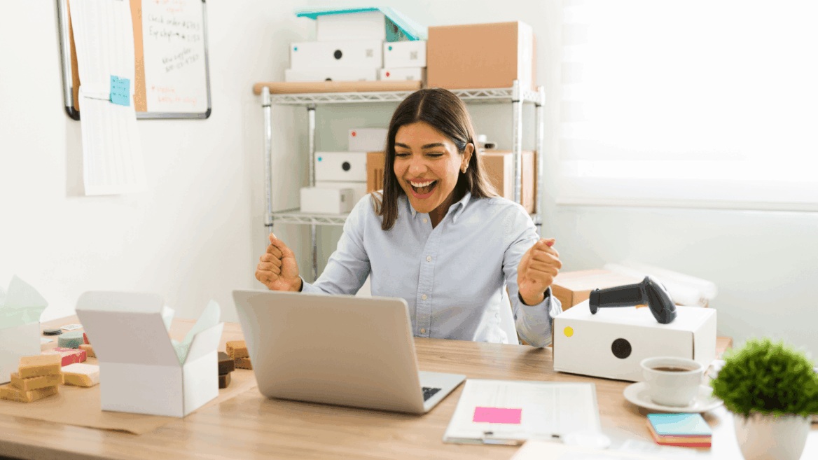 emprendedora celebrando venta y envío