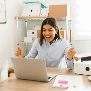emprendedora celebrando venta y envío