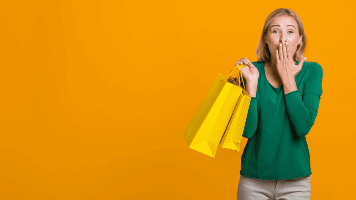 mujer sorprendida con bolsas amarillas sobre fondo naranja