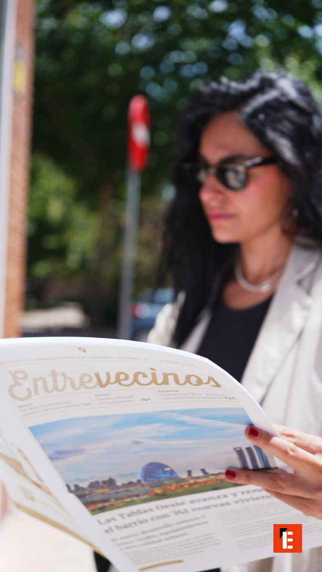 mujer leyendo revista entrevecinos en la ciudad
