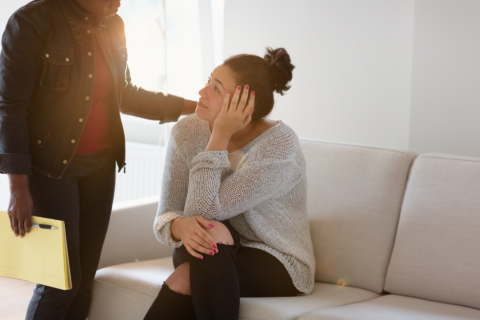 mujer recibiendo apoyo en sofá iluminado