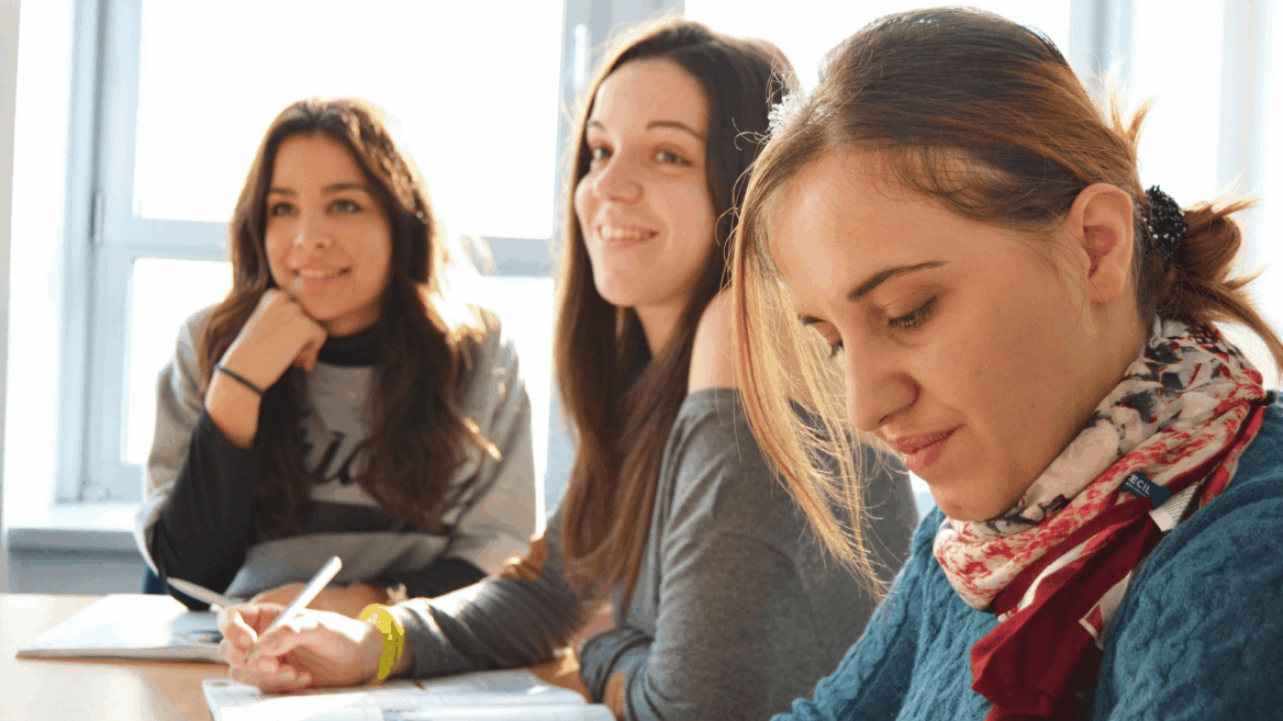 mujeres estudiando con luz natural y cuadernos