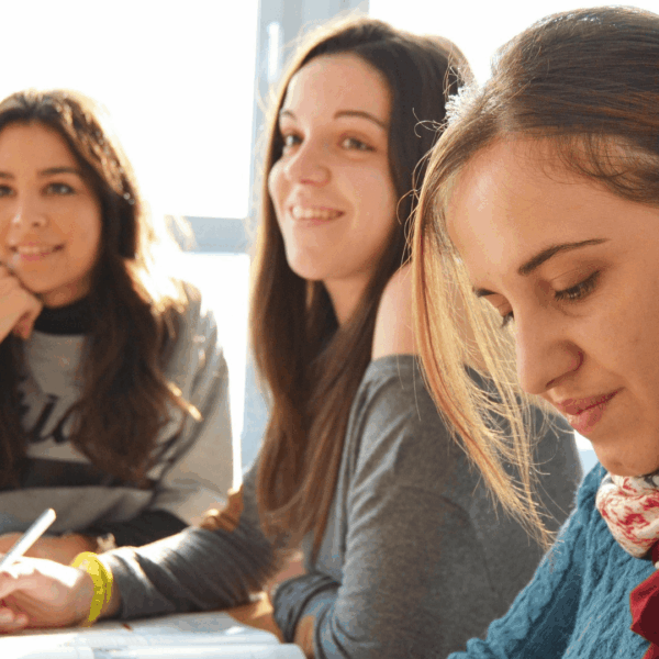mujeres estudiando con luz natural y cuadernos