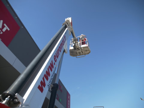 travaux en hauteur : nacelle Élévatrice et ouvrier