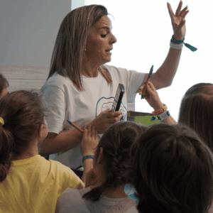 niños levantando la mano en clase interactiva