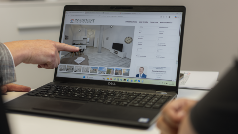 przeglądanie oferty mieszkania online na laptopie