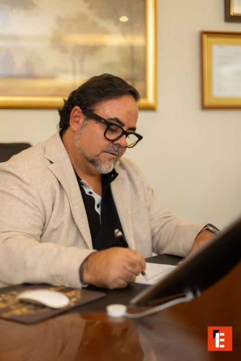 hombre de negocios firmando documentos en oficina elegante