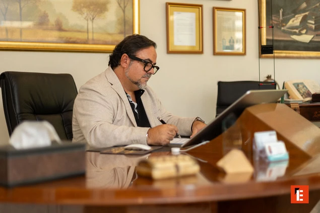 hombre de oficina firmando documentos en escritorio