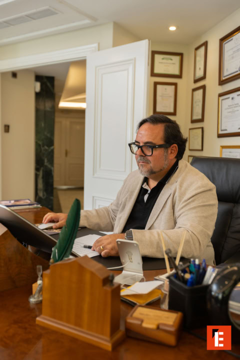 hombre profesional en oficina moderna, trabajando en escritorio