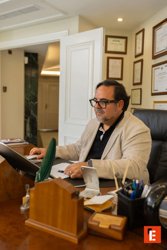hombre profesional en oficina moderna, trabajando en escritorio