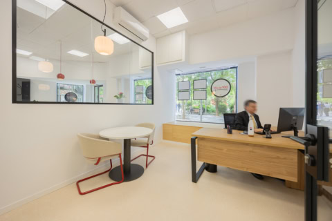 consultorio minimalista con mampara de cristal y luz natural