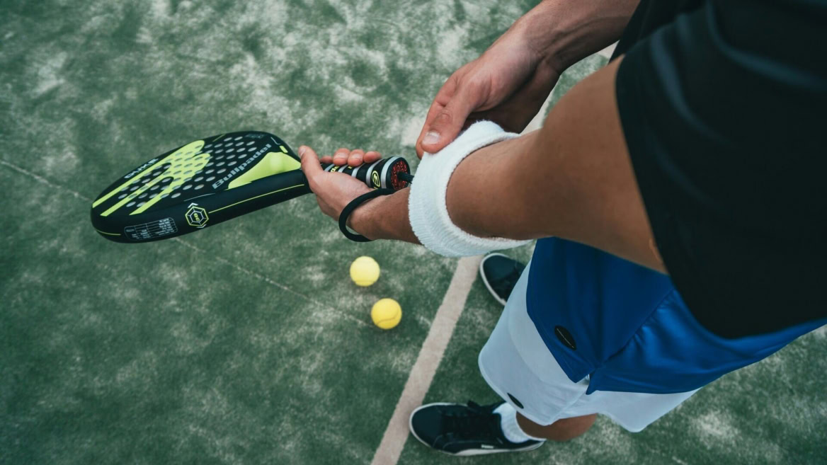 padel: giocatore regola racchetta, palline gialle