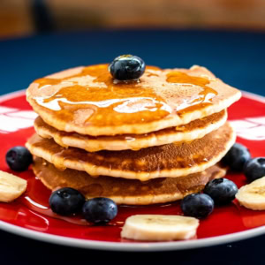 pancakes au sirop dÉrable, banane et myrtilles
