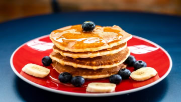 pancakes au sirop dÉrable, banane et myrtilles